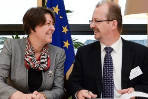 Transport Commissioner Violeta Bulch and A6 Alliance Chairman Richard Deakin, on behalf of the SESAR Deployment Alliance, sign the Framework Partnership Agreement. 